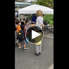 【動画あり】JKさん、手作りコスプレを披露し小学生も大興奮