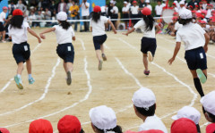 最近の運動会って午前中だけって学校増えてるけど、自分が子供の頃は家族揃ってお弁当を食べるのが嬉しかったんだけどな・・・