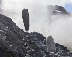 【衝撃】大規模な落石の真下にいた登山家が記録した映像がこわい。