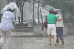 韓国人「梅雨前線が北上できない…7月の梅雨入りは観測史上3度目になる可能性」→「今の気候が快適すぎる」