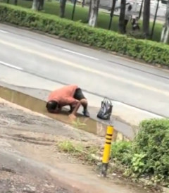 【動画】経済崩壊中の中国で、道路脇の水たまりを飲む人民が発生・・・