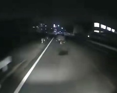 【動画】これはひどい。道路ド真ん中の放置車両に突っ込んでしまうドラレコ。