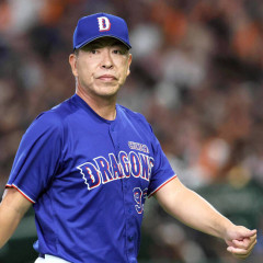 【中日】直ゲキ成功！井上一樹監督がマウンドへ　タオルで大野雄大の汗ぬぐう　ピンチ広げたが満塁で秋山翔吾を打ち取る