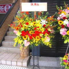 【悲報】麻辣湯屋さん、開店祝いの花に鳩山由紀夫元首相や羽生結弦の名前無断使用→謝罪&臨時休業