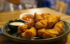 鶏の唐揚げ＋ごはん＋汁物＋◯◯◯←理想的な一品