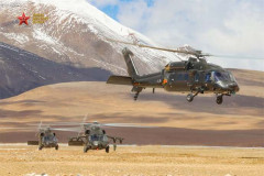 中国陸軍航空旅団に所属するZ-20汎用ヘリとZ-20T攻撃ヘリが高原・砂漠地帯で訓練演習！