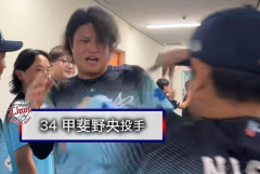 【動画】甲斐野、仁志コーチにどつかれる