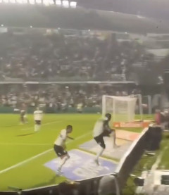 【悲報】クロンボさん、ゴール後に突然の投身自●