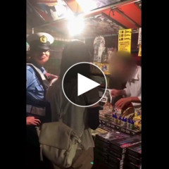 【動画】アームカバー女さん、祭りのくじで当たりが出なくて発狂