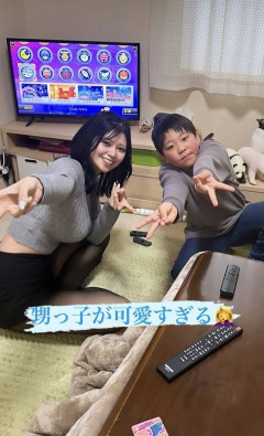 【画像】甥っ子と遊ぶグラビアアイドルがエ□すぎるwwwwww