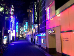 嫁と男が2人で仲良く歩いているのを偶然発見した。俺（尾行しよう…）　そして2人はホテルへ。　嫁よ、ウワキしてくれてありがとう……..
