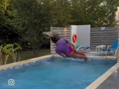 プールに鮭みたいに飛び込む遊び、教えた本人が手本「最初の子のくねり方が最高」【海外の反応】