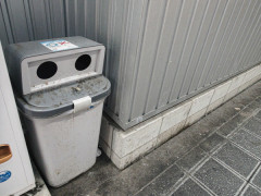 【動画】白人観光客「ゴミ捨てたいのに日本にはゴミ箱がないなぁ……そうだ！！」⇒