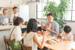 【悲報】「孫はもう十分です…」お盆に息子さん一家が5日間滞在後、1週間布団から起き上がれない71歳祖母の悲鳴・・・・・・・・・