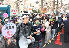 【悲報】円安・物価高で庶民完全脂肪ww手取り1割減で一軒家購入は絶望へwww