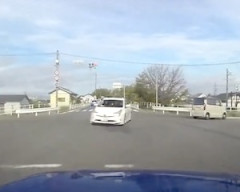 【動画】信号無視＆どこ行くんだプリウスにヒヤッとしたドラレコ。