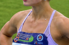 ギリシャの陸上選手、乳がユニフォームからはみ出てしまう