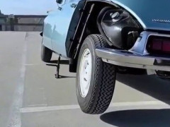 自前のサスペンションで車体を持ち上げてタイヤを外すシトロエンDS、そのまま3輪で走り去る【海外の反応】