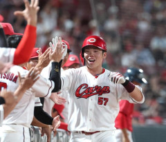 カープ持丸6号ホームラン！中日上林がグラブでアシスト→フェンス上部に当たりスタンドイン！！