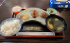 「泊まった宿でこの朝食（11000円）が出てきた。なんだよこれ」ﾊﾟｼｬｯ → とんでもない画像が投稿されて賛否両論にｗｗｗｗｗ