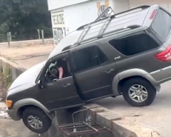 【動画】何が悪かった？段差から落ちかけた車を救おうとした人たち(´･_･`)