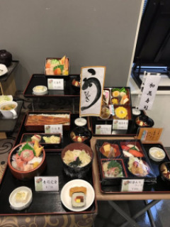 【悲報】給食と国会のランチの格差が酷過ぎる模様