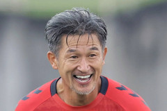 【画像】キングカズさん(59)、PK2発で今季2得点目wwwwwwwwww