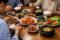 韓国人「茶碗をテーブルに置いたまま食べる韓国の独自の食文化に海外から驚きの声」→「隣国の日本や中国とは全く違う食事マナーの理由が‥」