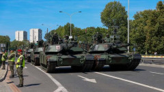 ポーランド首都ワルシャワで軍事パレード…最新の装備を披露！