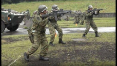 【悲報】自衛隊さん「新人を女装させてチューして根性焼きしてクレーンで吊るそ」・・・・・・・・・