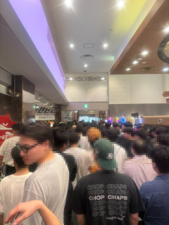 【悲報】瀬戸環奈がスタイルよすぎて一般男性が隣に並ぶとチンチクリンに見えてしまう