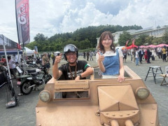 【画像】スーパーカブ声優さん、戦車に乗ってしまうｗ