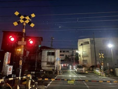 【恐怖】あおり運転の究極系、ついに現る！踏切の手前でわざと停車して後ろの車をハメ殺そうとした男（52）の末路…