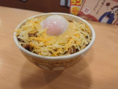チー牛「三色チーズ牛丼の特盛りと温玉付きで」←これ