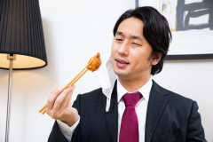 【悲報】唐揚げ作った結果、真っ黒焦げの生肉wwwwww