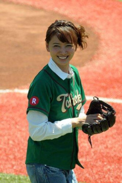 【衝撃】女優・加藤夏希さん、“ぶつかりおじさん”遭遇を報告「肩バーンって！！私の二の腕の脂肪が」・・・・・・・・・