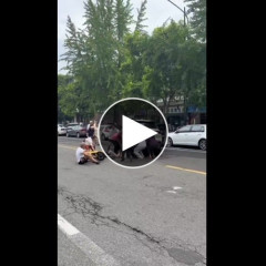 【動画】陰茎丸出しで車の下敷きになってた女さん、助かる