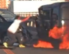 【動画】中学校の体育教師、燃える車のドアを素手で曲げて中の人を助け出す