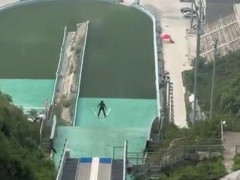 雪のないスキージャンプ台、スタート地点から見下ろす一面の緑のマット「何回見ても無理」【海外の反応】