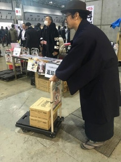 【悲報】人気絵師「コミケで