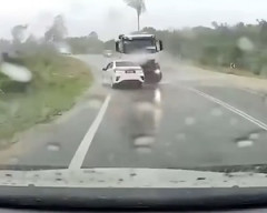 【動画】タンクローリーの横転事故に巻き込まれた乗用車が潰されてしまう悲惨な事故。