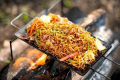 【悲報】焼きそばの具は肉だけで良い、野菜入れると水っぽくなる