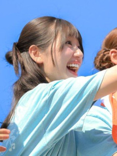 【困惑】元日向坂46・佐々木美玲さん、潔癖すぎてホテルの椅子で体育座りして寝る・・・・・・・・・