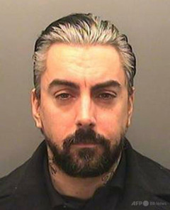 イギリスの人気ロックバンドのボーカル、児童性的虐待で逮捕⇒刑務所でボコられて死亡