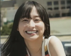 【速報】影山優佳、セクシーすぎるナマ太ももをドアップで掲載wwwwww