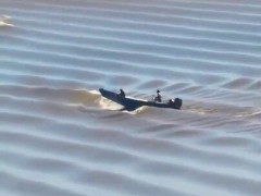 水面が砂丘にしか見えない中国・銭塘江の潮の波、小さなボートが1隻だけ越えていく「これ砂だと思った」【海外の反応】