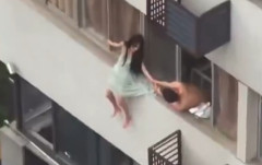 【衝撃映像】ビルから飛び降りた女さん、とんでもない結末を迎えてしまう……