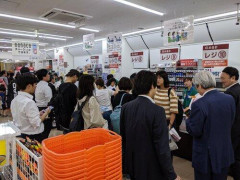 【悲報】Z「現金払いやめろ。人が並んでるんだ」おばちゃん「ごめんね…でも、順番だから待っててね」