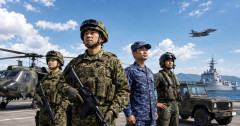 【悲報】自衛隊「おい新人！お前女みたいだから女装させてチューして根性焼きしてクレーンで吊るすぞ💕」