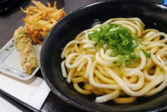 うどん県民俺、どこのうどん屋も混んでるからはなまるうどんに行った